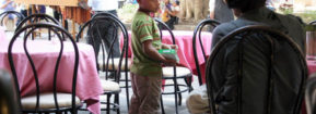 “Celebra” Día del niño vendiendo chicles